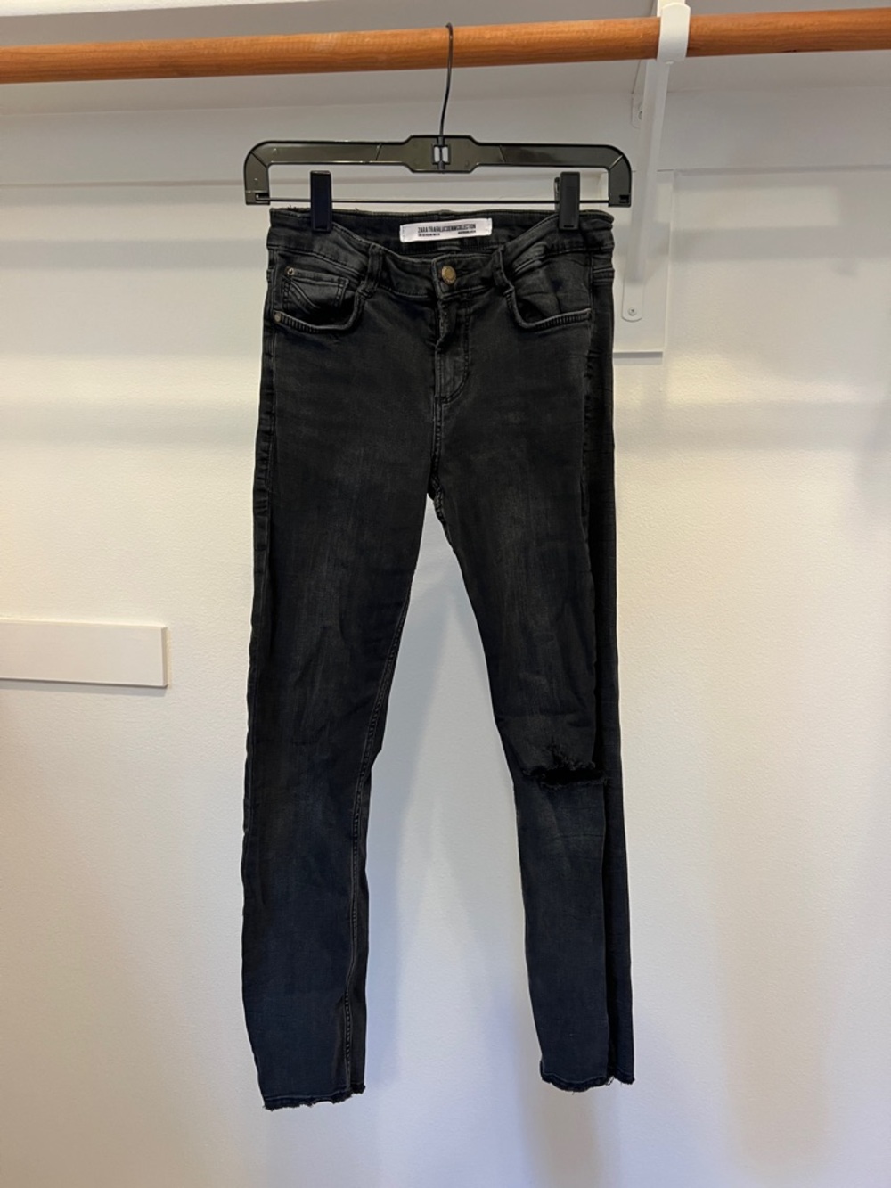 Zara Black Skinny Jeans with Subtle Distress